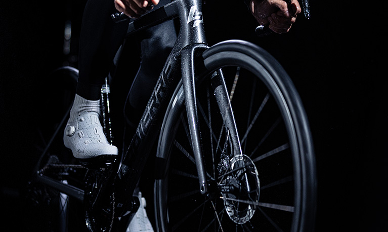 Hutchinson cements its place at the pinnacle of global cycling on the roads of the World Tour, accompanied by the launch of the Blackbird Race tyre. Proven on the most demanding races, including the three legendary Grand Tours, this tyre embodies our drive to constantly push the limits of performance.