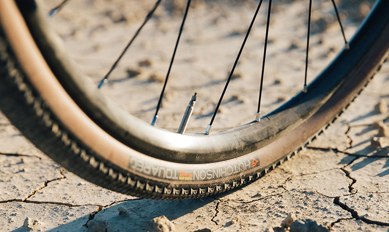 In 2020, Hutchinson made its mark on the gravel scene with the launch of the Touareg, quickly becoming our best-seller. Combining the best of our road and MTB expertise, this tyre was designed to offer absolute versatility, carefully blending performance, grip, and durability to race against the clock or embark on breathtaking adventures.