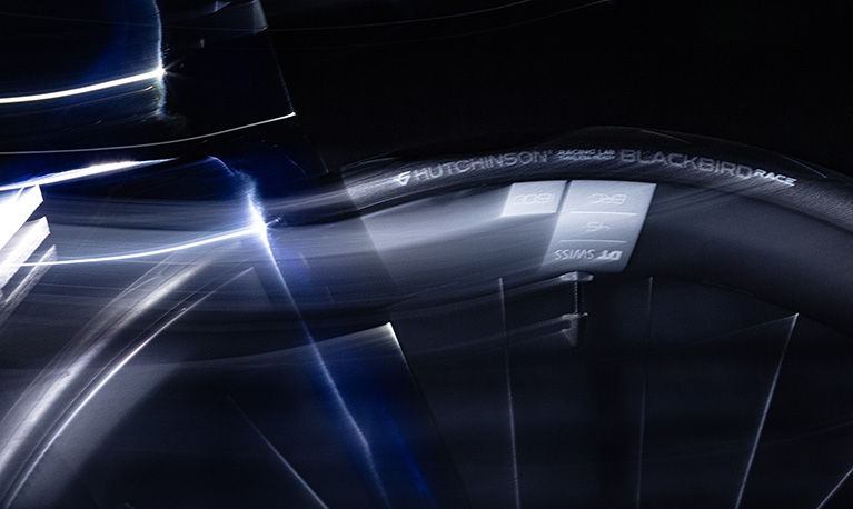 Hutchinson continua a superare i limiti dell'innovazione, in particolare con il lancio nel 2025 del Blackbird Race, che ha già dimostrato il suo valore sulle impegnative strade del World Tour.